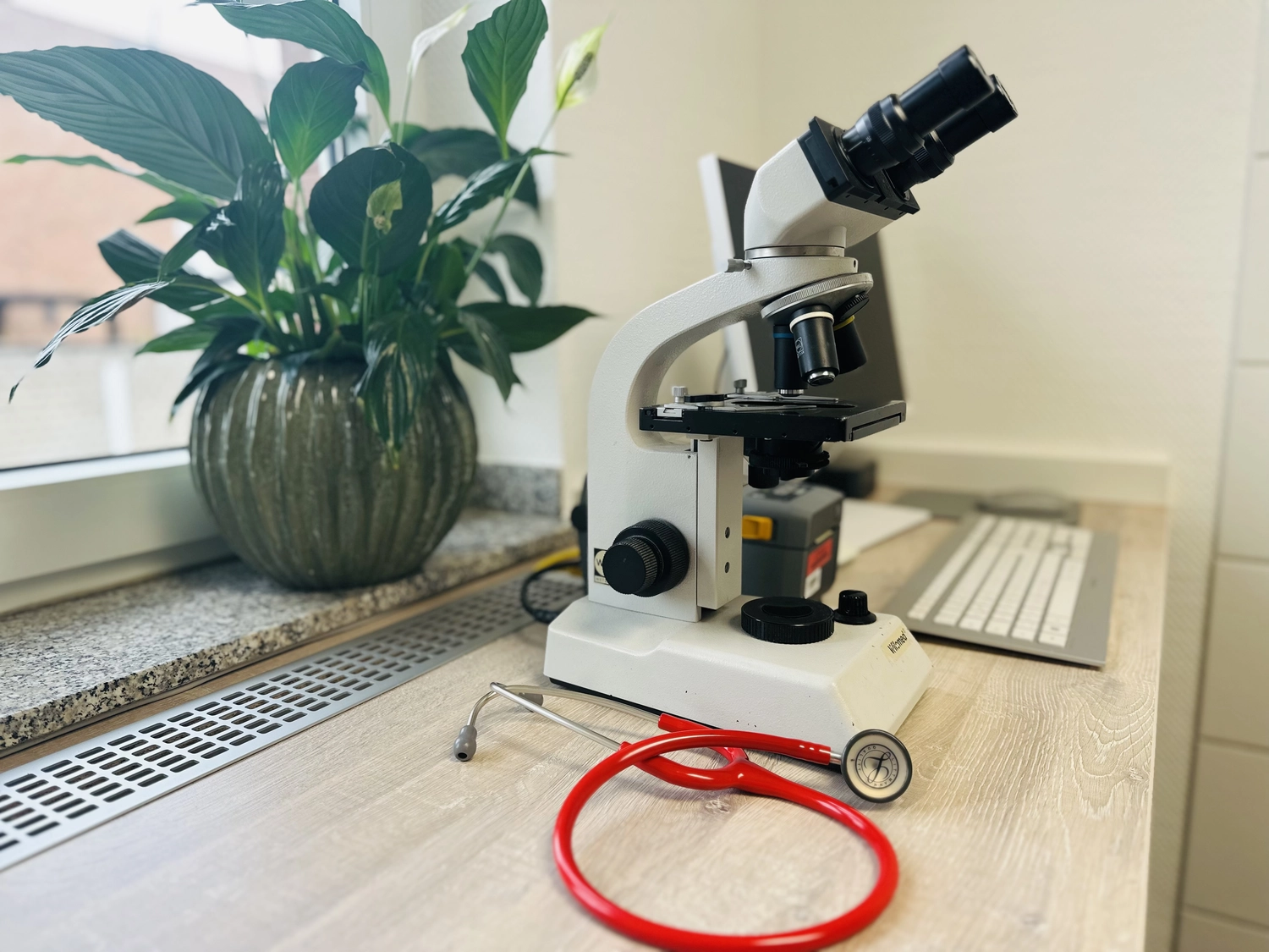 Praxis Dr.medic Steluta Costineanu - Fachärztin für Kinder- und Jugendmedizin - Teleskop und Stethoskop auf dem Tisch