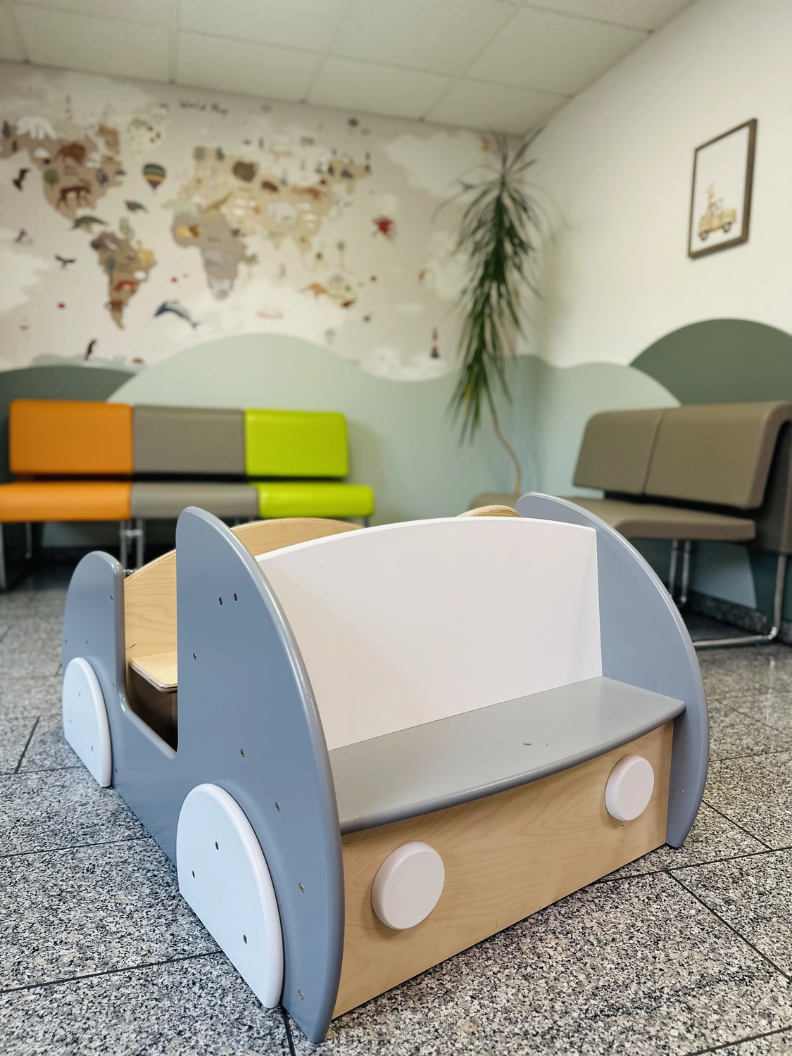 Praxis Dr.medic Steluta Costineanu - Fachärztin für Kinder- und Jugendmedizin - kleine Sitzbank für Kinder