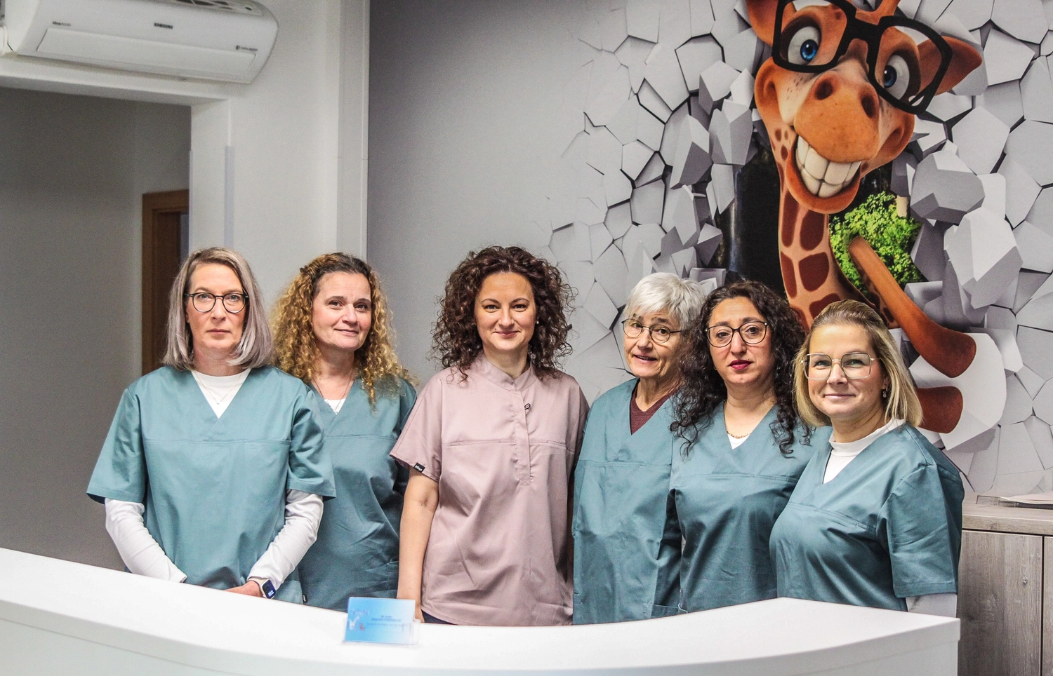 Praxis Dr.medic Steluta Costineanu - Fachärztin für Kinder- und Jugendmedizin - Gemälde an der Wand: Graf und Elefant mit Luftballons