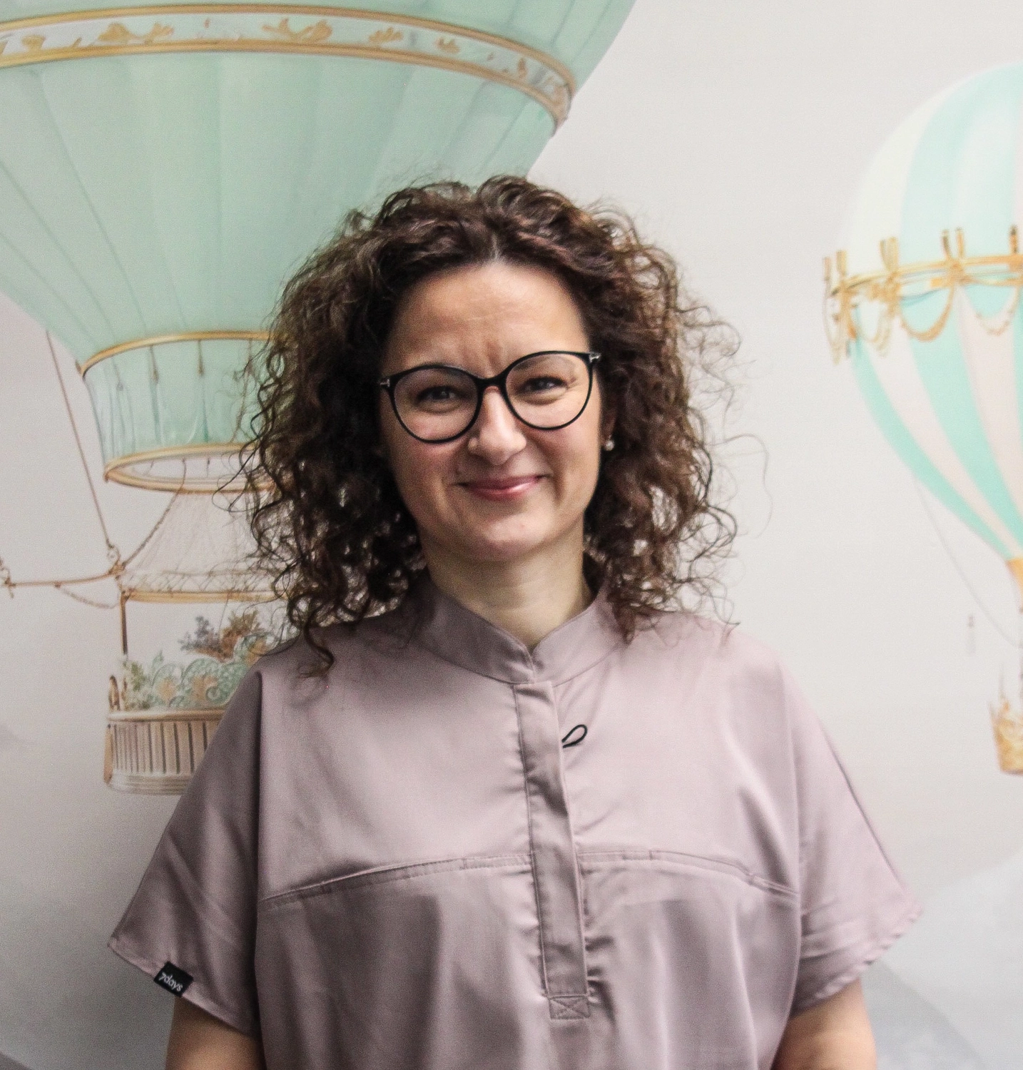 Praxis Dr.medic Steluta Costineanu - Fachärztin für Kinder- und Jugendmedizin - Wandbild im Untersuchungsraum: Ein Bär fährt Fahrrad an einem Seil